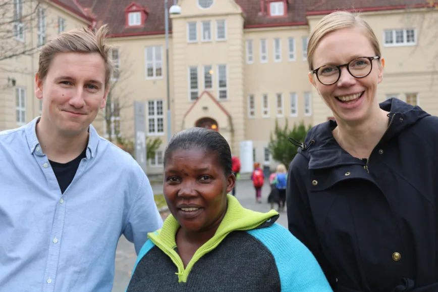 Graceana Luambano blir vist rundt på DMMH av Rasmus Kolseth Rian og Siri E. Haug på Internasjonalt kontor.