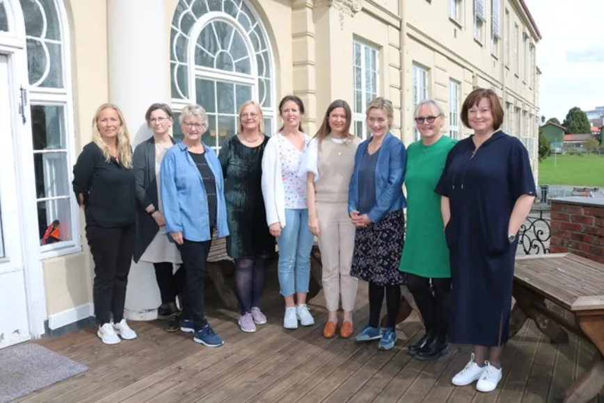 Forlagsredaktør Laila Brantenberg sammen med forfatterne Maria Selmer-Olsen, Bodil Mørland, Marit Kanstad (red.), Marianne Schram, Cecilie Dyrkorn Fodstad, Kari Nergaard, Anne Berg og Mona Halsaunet Frønes (red.).