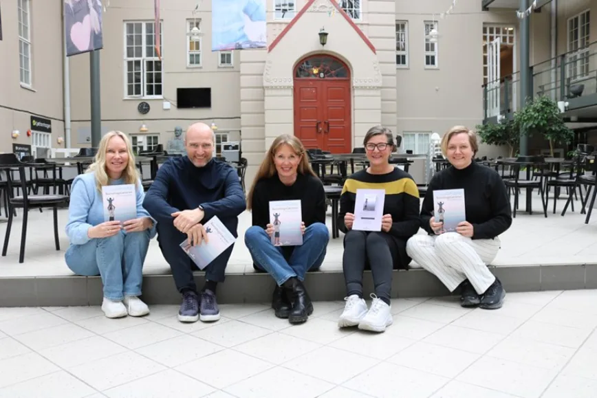 Redaktørene av "Barnehagelærerens rolle i en global verden". Fra venstre: Mirjam Dahl Bergsland, Trond Løge Hagen, Marit Heldal, Gjertud Stordal og Gry Mette D. Haugen. Ingvild Olsen Olausen var ikke til stede da bildet ble tatt.