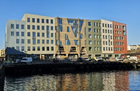 Bilde av campus Kristiansund fra utsiden på en vakker solfylt dag.