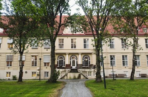 Bilde av hovedbygget til Dronning Maud fra sørsiden