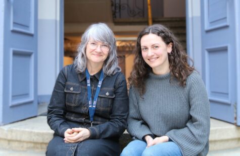 Sissel Dahlen Fjæran, ansvarlig for studiet, her sammen med student Stine Marie Grønningsæter Aarsheim i glassgården.
