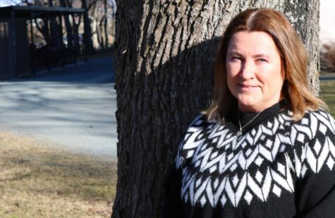 Bilde av Karin Oddbjørg Kippe utenfor hovedbygget