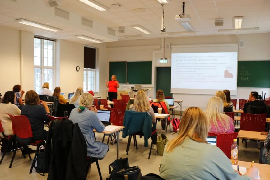 Høgskolelektor Wencke H. Iversen holdt en engasjert åpningstale for de nye studentene på Nasjonal lederutdanning for styrere i barnehagen.