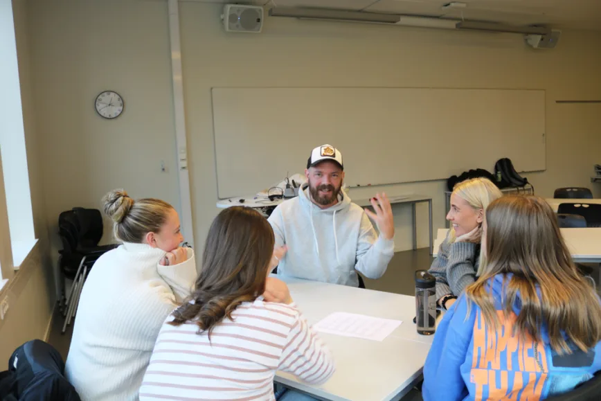 Barnehagelærerne presenterer ulike caser fra barnehagens hverdagsliv, som de diskuterte i grupper med DMMH-studentene.