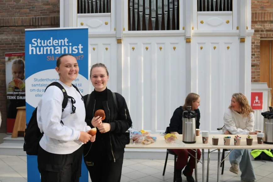 Mange studenter tok i mot tilbudet om en bolle og litt kaffe på morgenkvisten.