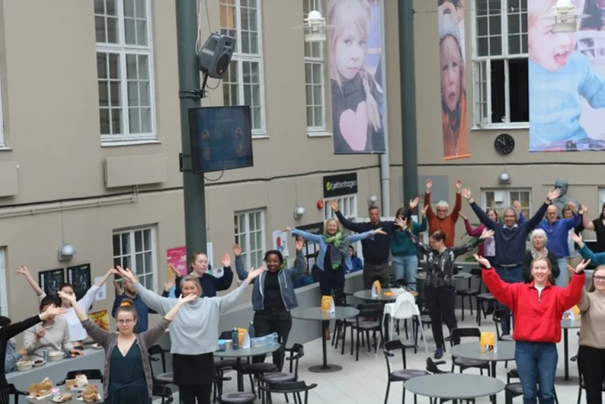 Studenter og ansatte ved DMMH øver seg på Jubileumssangen.