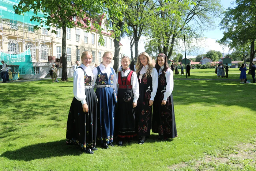 Det var stor glede i parken etter eksamensfesten.