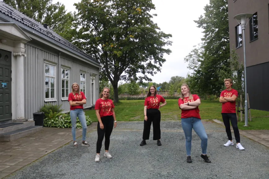 Fadderstyret DMMH 2020, her representert ved leder Tina Skogheim, Marianne K. Skjønheim, Mathéa Henrard, Othea Martine-Othelie Almaas og Marius Bjønnes.