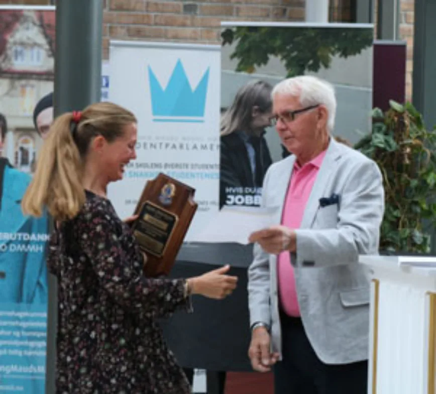 Påtroppende president Bjarne Aarsrud overrekker utmerkelsen til en rørt Marit Heldal.