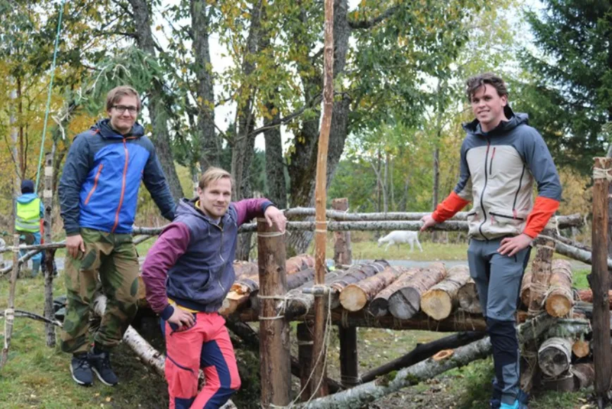 DMMH-studentene Erik Aar, Håvard Lænn og Ole Gjeitsund har laget denne broa til naturlekeplassen på Frøset.