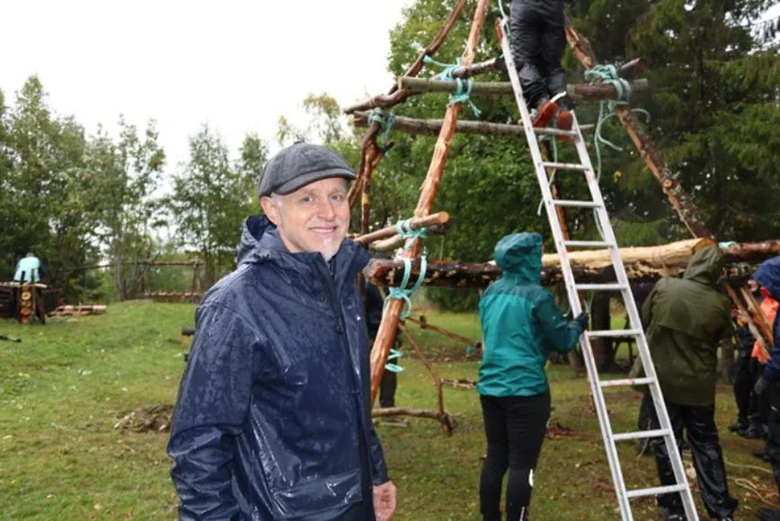 Det er utrolig godt å ha barnehager her igjen, sier dosent Olav (Ollis) Bjarne Lysklett fra DMMH, som denne uka tar mesteparten av undervisningen utendørs.