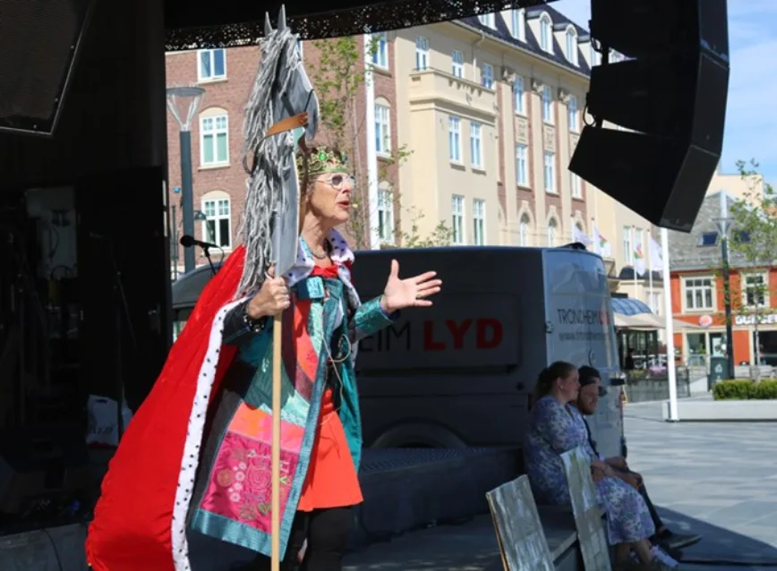 Kongen ga bort pengene i skattekista til Dronningen, slik at høgskolen kunne kjøpe sitt eget hus.