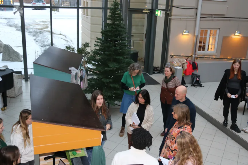 Panelet kom med råd og tilbakemeldinger som studentene tok med seg til eksamen, og med tanke på å utvikle prosjektene ytterligere.