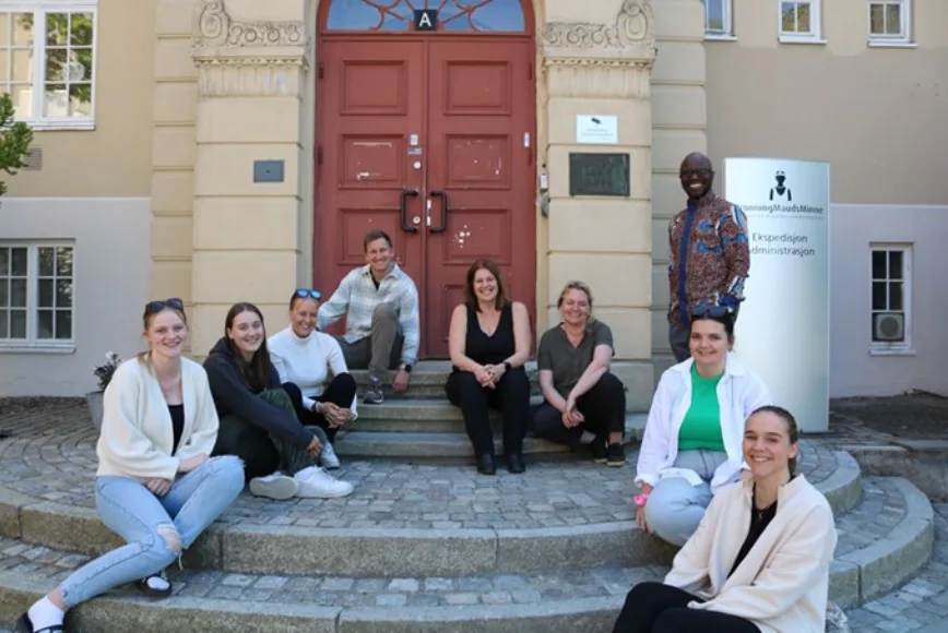 The students who are taking part in the project group together with parts of the project group. From left to right: Amalie Helland Mosling, Wenche Eirin Melvold, Kristin Sollie Nordaune, Rasmus Kolseth Rian - QMUC), Amanda Lee - STADIO, Gjertrud Stordal - QMUC. Sam Akol Kasimba, QMUC, Ingrid Haugseggen Lyse, Heidi Elise Følstad.