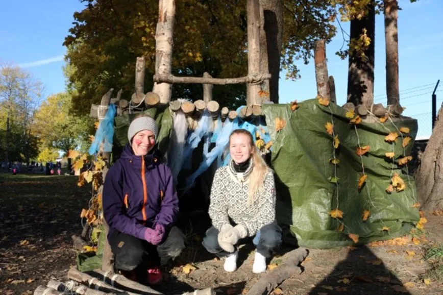 - Det har vært veldig artig å jobbe på denne måten. Barna leker på mange forskjellige måter, det har vært lærerikt å se, forteller de to DMMH-studentene.