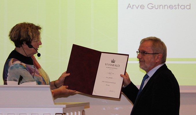 The County Governor of Sør-Trøndelag, Brit Skjelbred, presents Professor Gunnestad with his Medal.