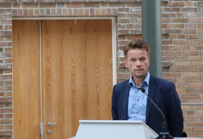 Forlagssjef Trond Kristoffersen i Pedagogisk Forum gratulerer Berg med ny bokutgivelse. 