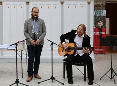 Avgangsstudentene David Andre Flikkeid og Baard Woldvik fremførte Woldviks komposisjon "Solefall", på DMMHs eksamensfest.