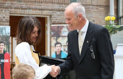 Runa Eide Hodneland mottok prisen på grunn av sine usedvanlige gode karakterer gjennom hele  barnehagelærerutdanningen. En stolt rektor Leksen gratulerte DMMH-studenten med det sterke vitnemålet.