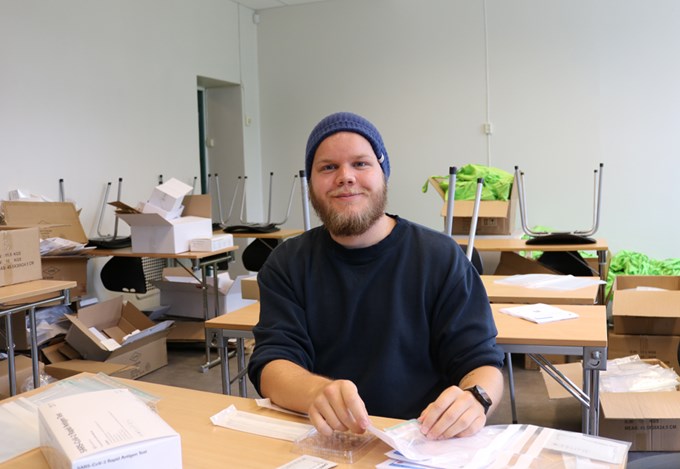 Faddersjef ved DMMH, Bjørn Anders Nubdahl, pakker korontatestkit som skal være med og sørge for en trygg Fadderuka. 