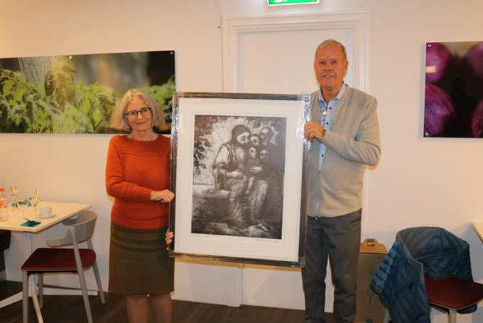 Styreleder ved DMMH, Marianne Uri Øverland, overleverer et bilde av Bjørn Bjørneboe til avgåtte rektor Hans-Jørgen Leksen.
