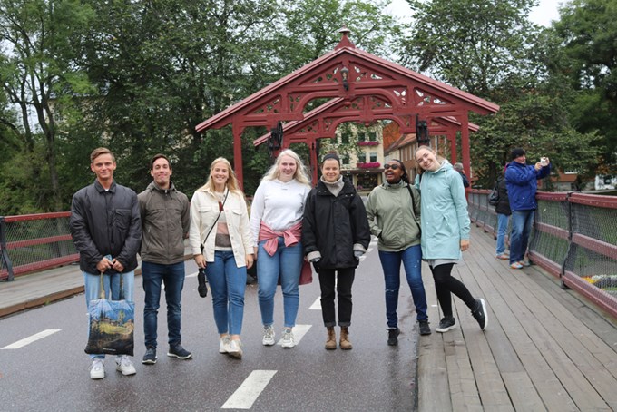 DMMH-studentene Adrian Aspelund Iversen, Magnus Garvik, Maya Solsem Lind, Marte Grønås. Laura Fritsch, Joy Kabibi og Julie Stevanokovà er på sightseeing i Trondheims gater.