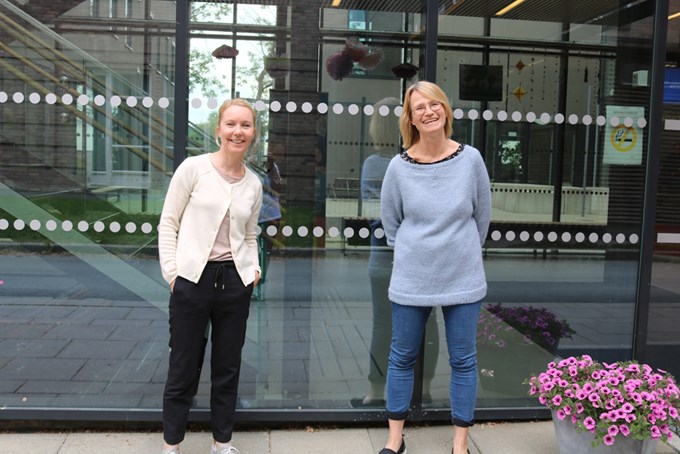 Professorene Ellen Beate H. Sandseter og Monica Seland er godt fornøyde med DMMHs tildeling fra Forskningsrådet.