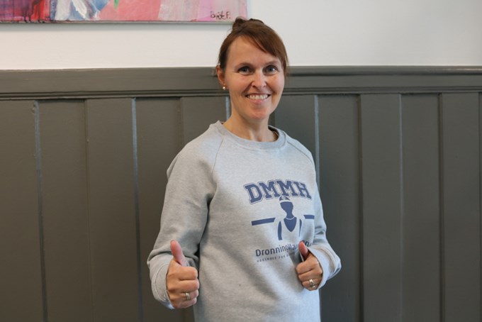 Heidi Bergmann i studentekspedisjonen viser frem den fine DMMH-genseren. Delta i trekningen om 4 gensere ved å nominere en som har gått med deg gjennom studieåret.