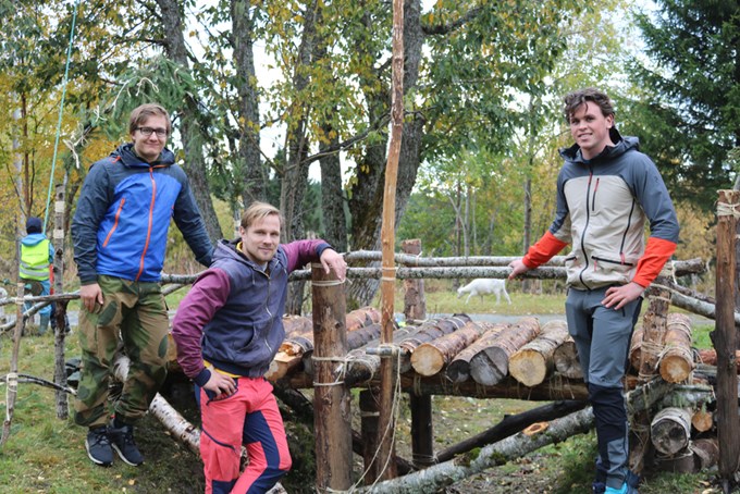 DMMH-studentene Erik Aar, Håvard Lænn og Ole Gjeitsund har laget denne broa til naturlekeplassen på Frøset. 