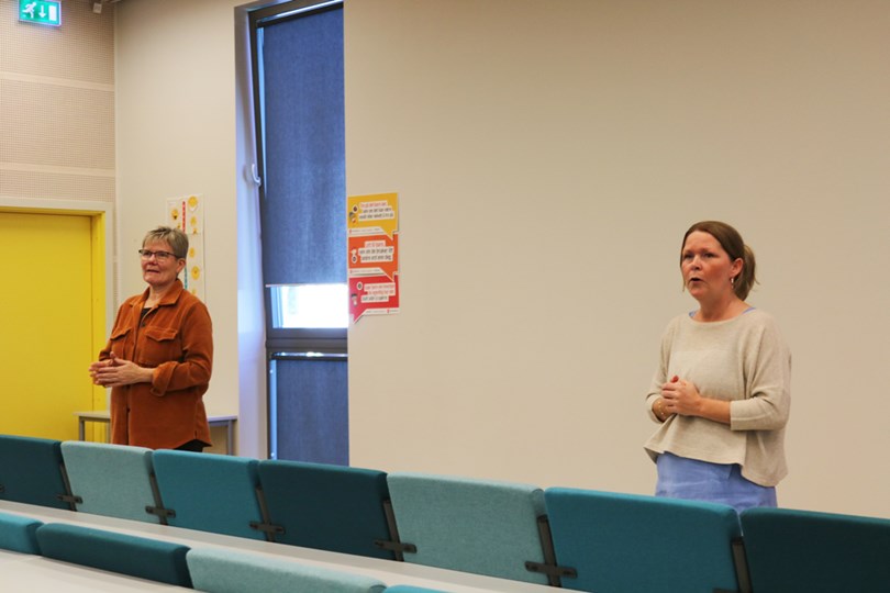 Sammen med praksisansvarlig Inger Bakken informerer prorektor Eva Stai Brøndstad de nye studentene om skikkethet til barnehagelæreryrket. 