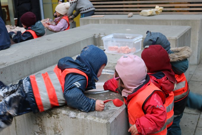 Barna utforsket kjent eog ulkente materialer i løpet av realfagsdagen. 