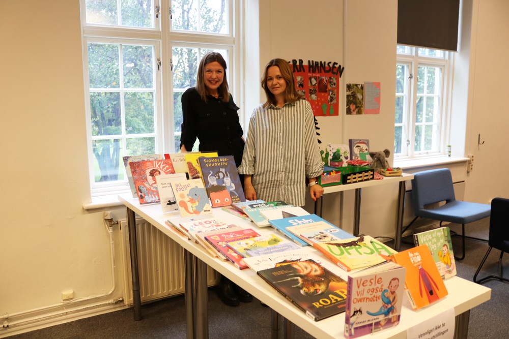 Billedbøker og leik henger tett sammen, sier Therese Paulsen og Cecilie Fodstad fra DMMH