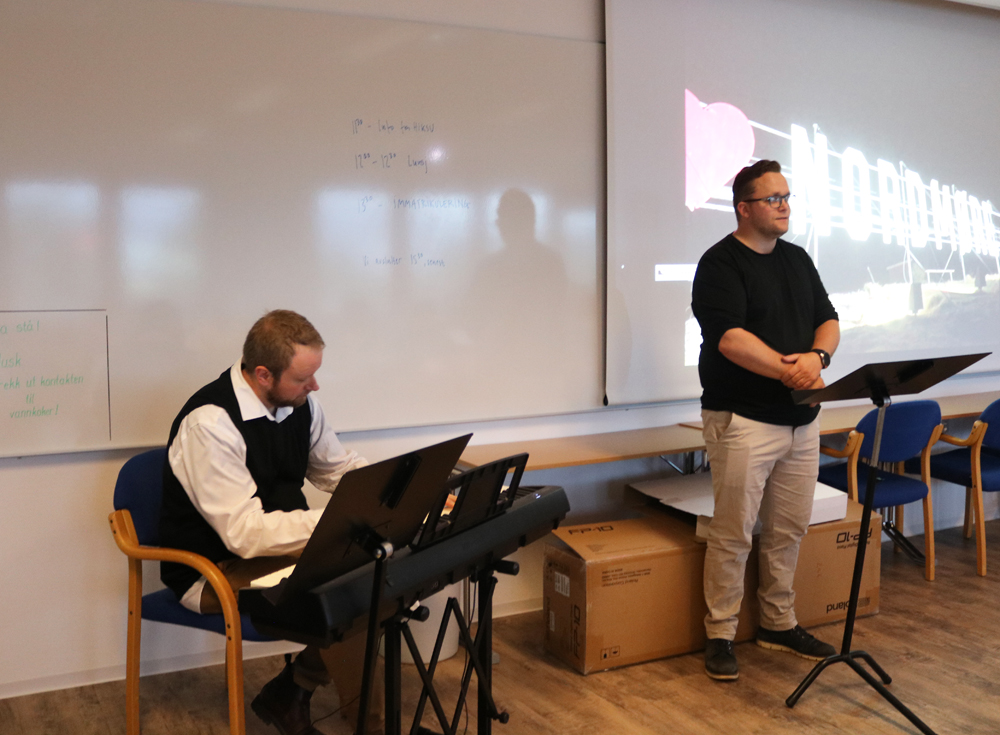 Stian Åkvik sang, mens Paul André Nilsen Grande spilte piano ved åpningen av DMMHs studie i Kristiansund.