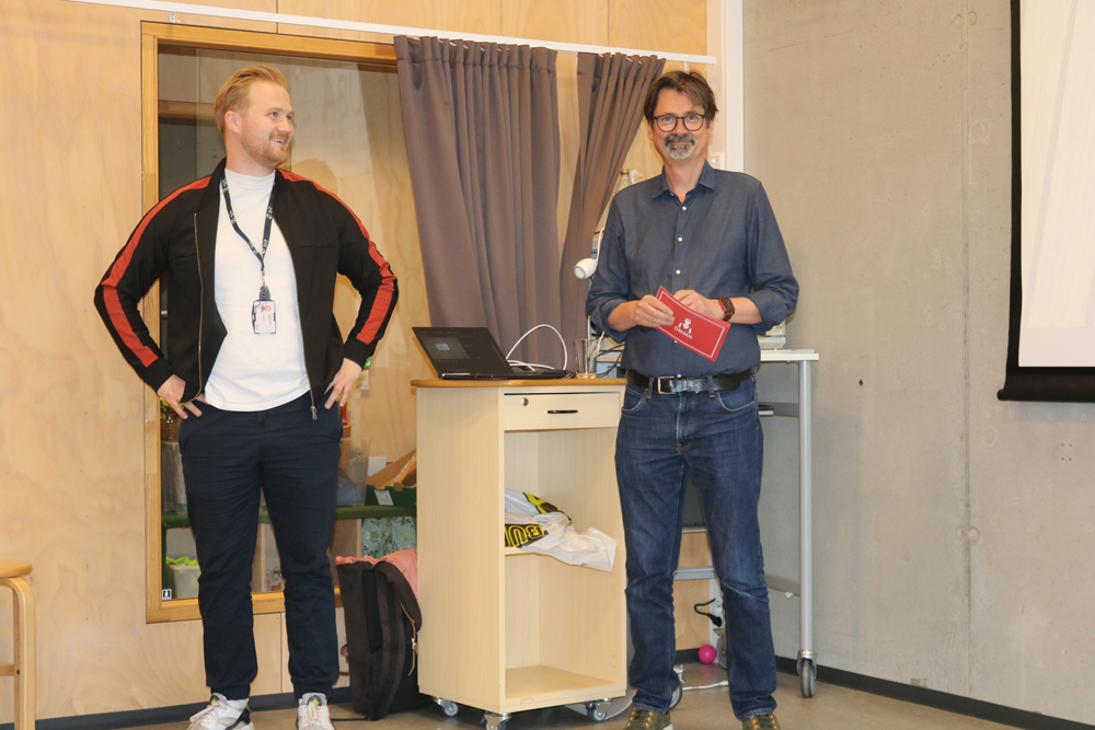 Avdelingsleder Lasse Vollen ved SIT Moholt barnehage og prosjektleder Paal Eckhoff Salvesen fra DMMH foretar en virtuell avduking av LUBA-skiltet. 