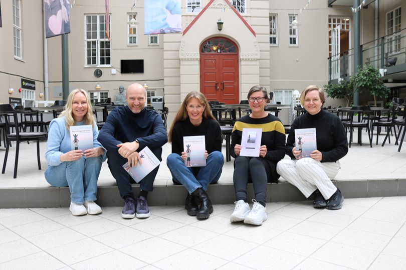 Redaktørene av "Barnehagelærerens rolle i en global verden". Fra venstre: Mirjam Dahl Bergsland, Trond Løge Hagen, Marit Heldal, Gjertud Stordal og Gry Mette D. Haugen. Ingvild Olsen Olausen var ikke til stede da bildet ble tatt. 