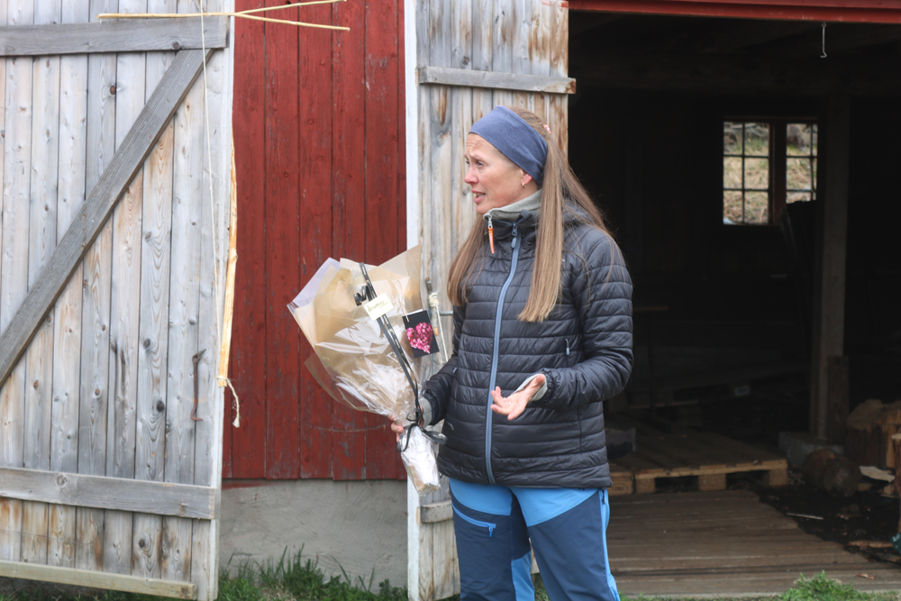 Årets barnehageinspirator, Marit Heldal ble overrasket av DMMH med blomster på Frøset